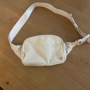 2L lululemon belt bag
